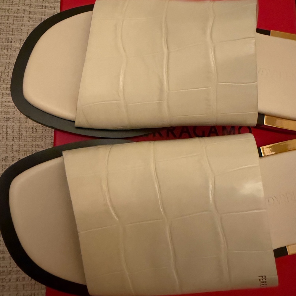 Salvatore Ferragamo Cream Slide Sandals NEW - Picture 8 of 9